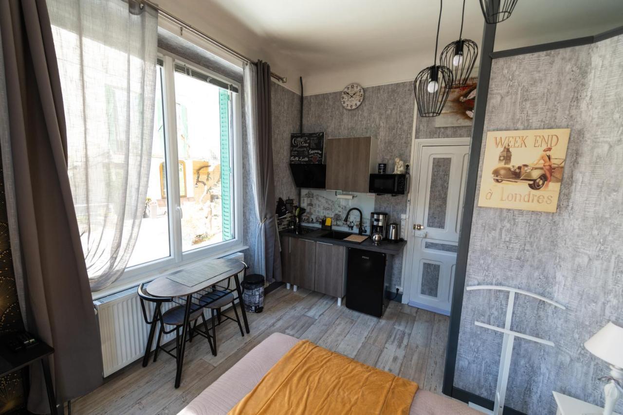 Studio Malou avec cuisine toute équipée et terrasse aménagée Olliergues Exterior foto