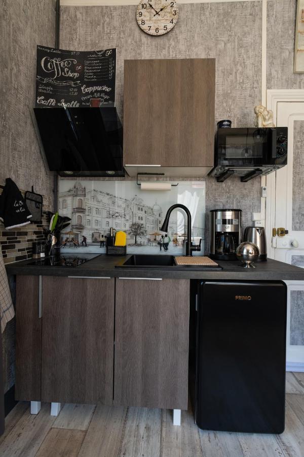 Studio Malou avec cuisine toute équipée et terrasse aménagée Olliergues Exterior foto