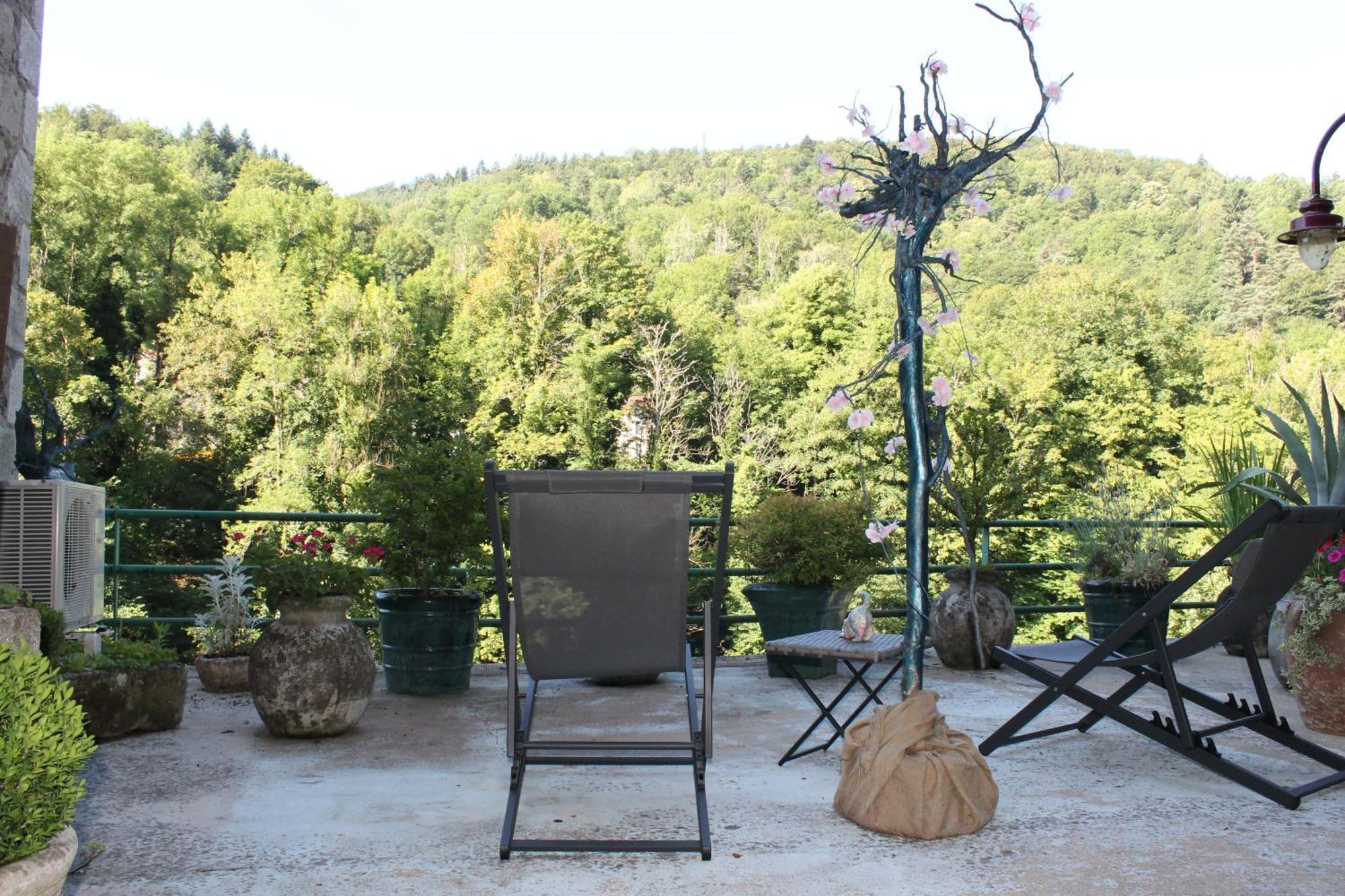 Studio Malou avec cuisine toute équipée et terrasse aménagée Olliergues Exterior foto