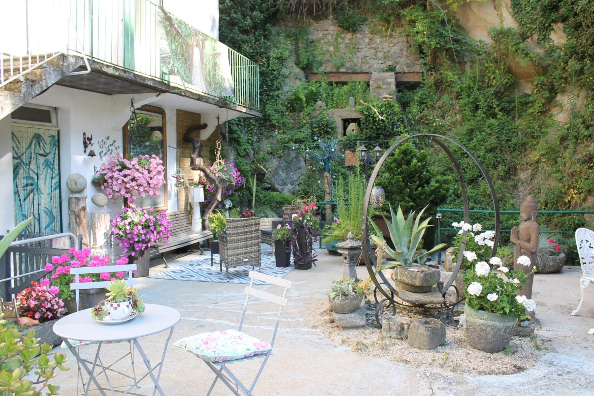 Studio Malou avec cuisine toute équipée et terrasse aménagée Olliergues Exterior foto