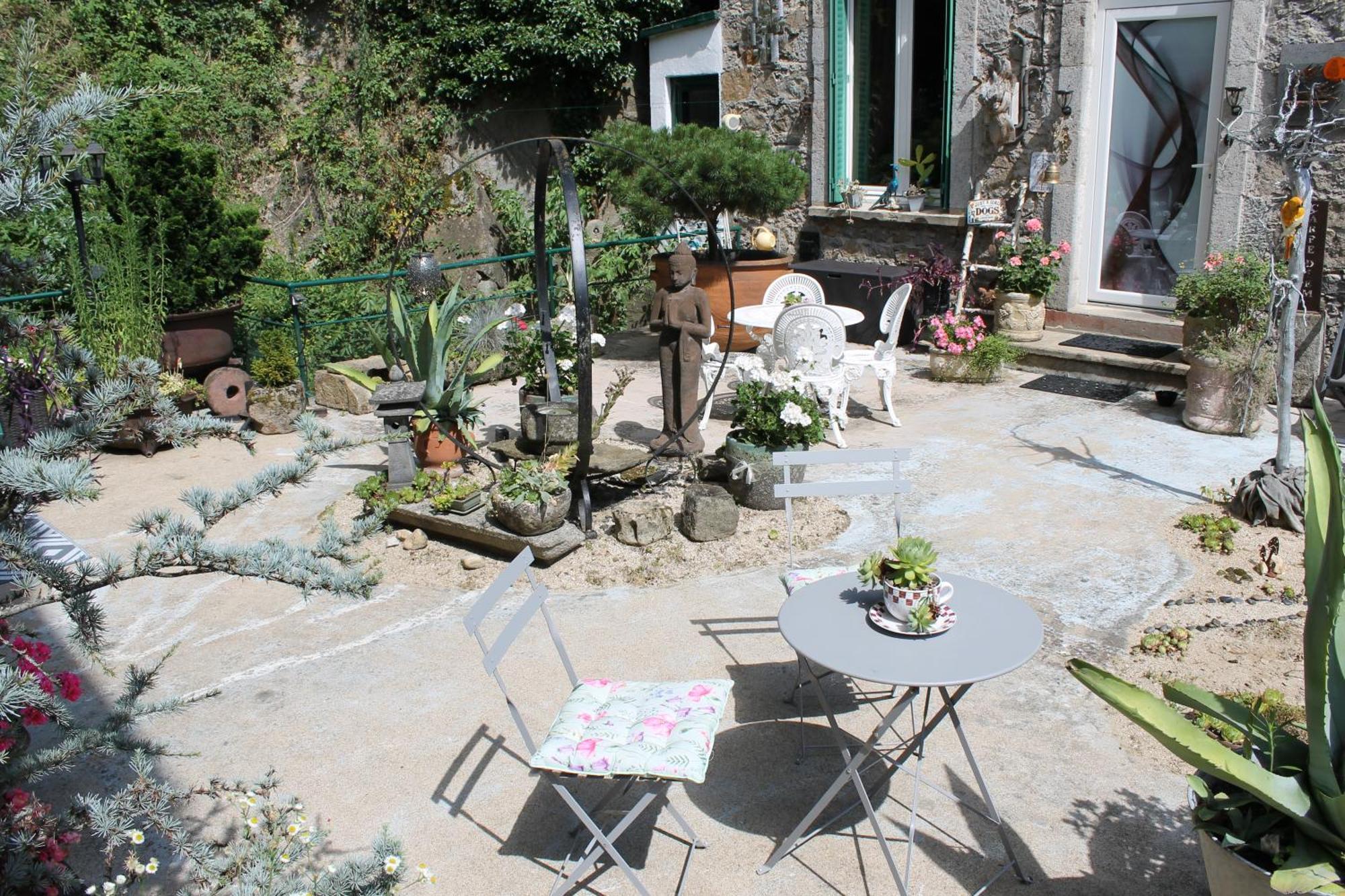 Studio Malou avec cuisine toute équipée et terrasse aménagée Olliergues Exterior foto