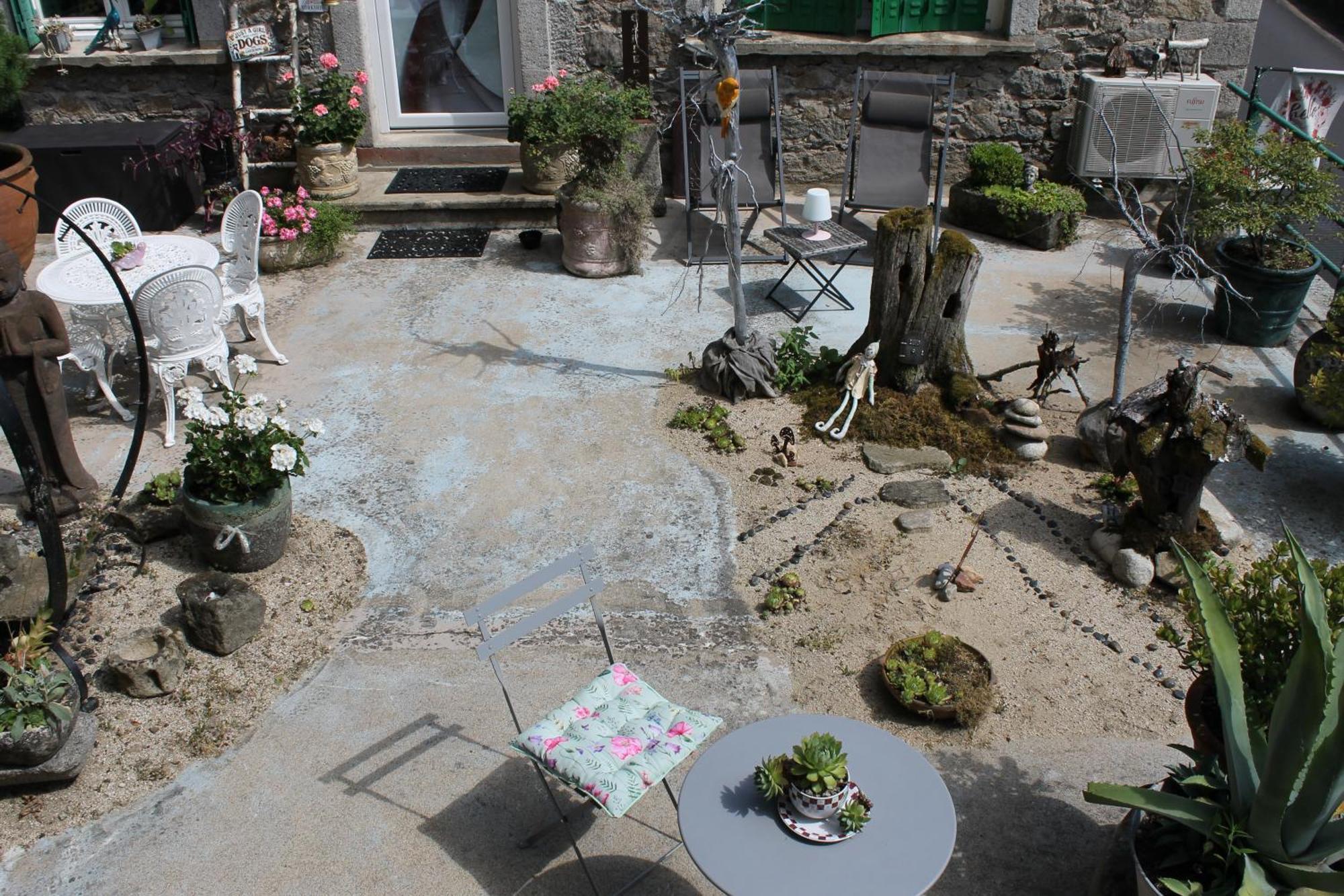 Studio Malou avec cuisine toute équipée et terrasse aménagée Olliergues Exterior foto